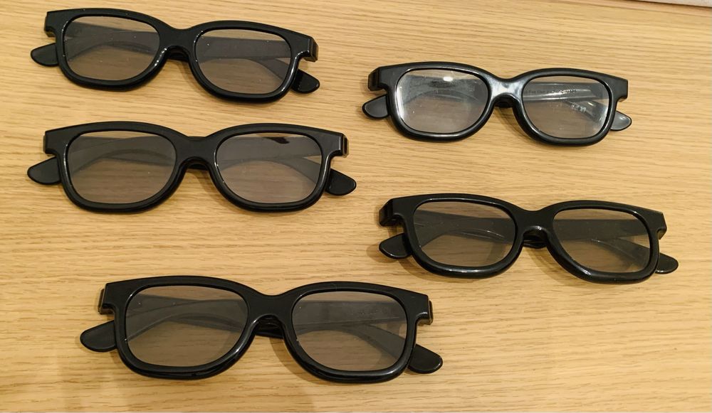 Vários óculos 3D da marca Real D