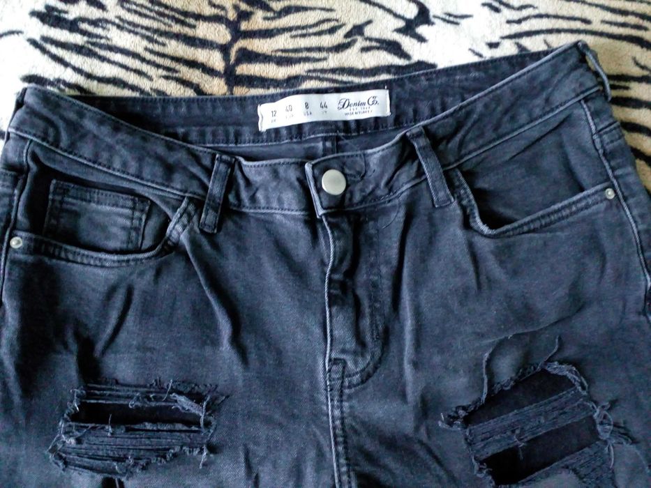 Spodnie jeansowe z dziurami roz. 40