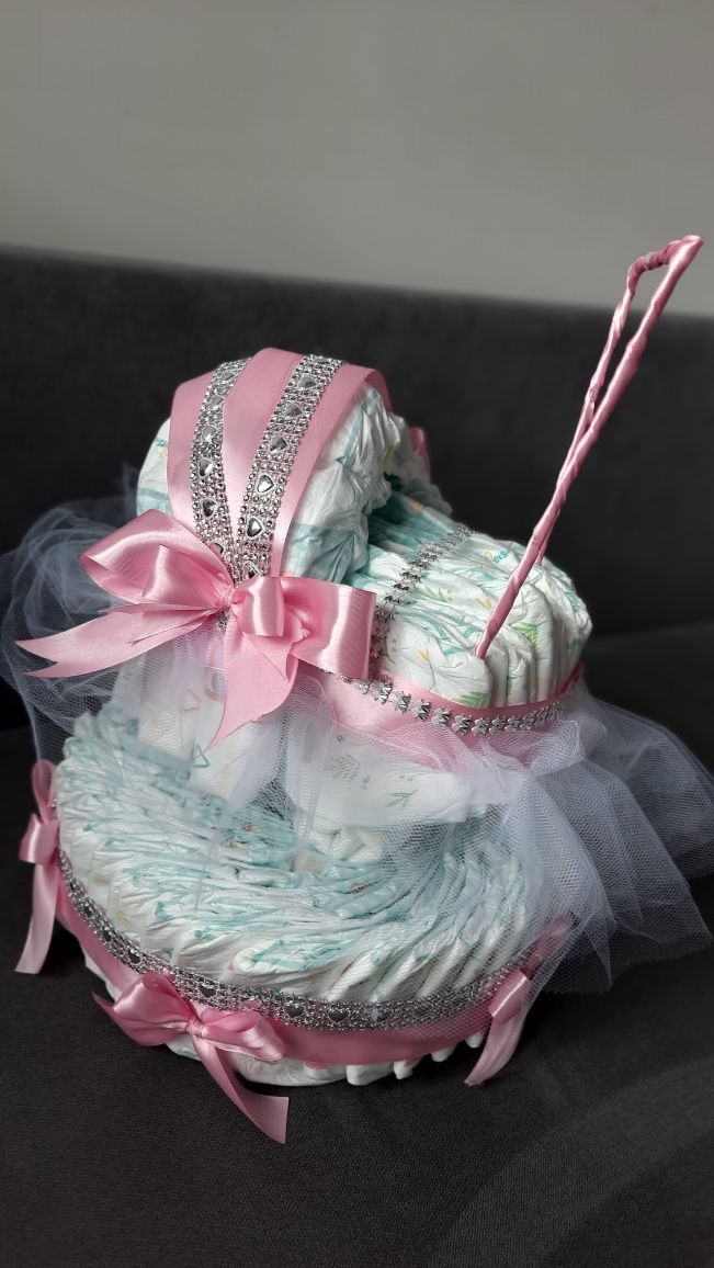 Tort z pampersow wózek babyshower na chrzest