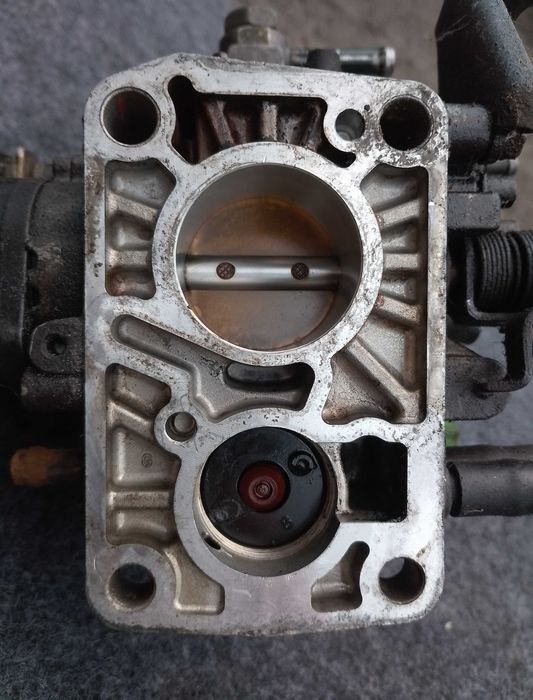 На Suzuki Swift 2, Сузукі Свіфт, моноінжектор на 1.3 двигун.