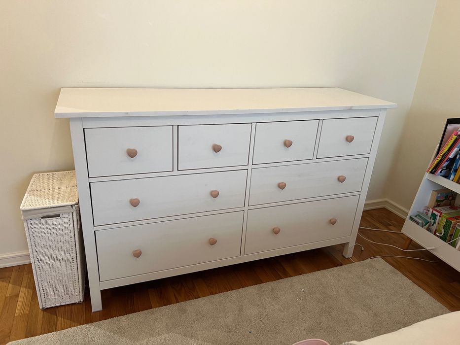 Cômoda Hemnes com puxadores