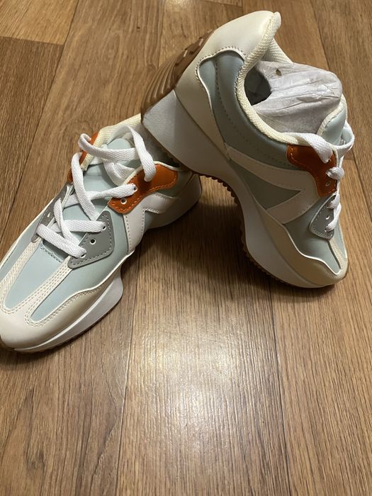 Жіночі або дитячі кросівки нові 36р. 23,5 см