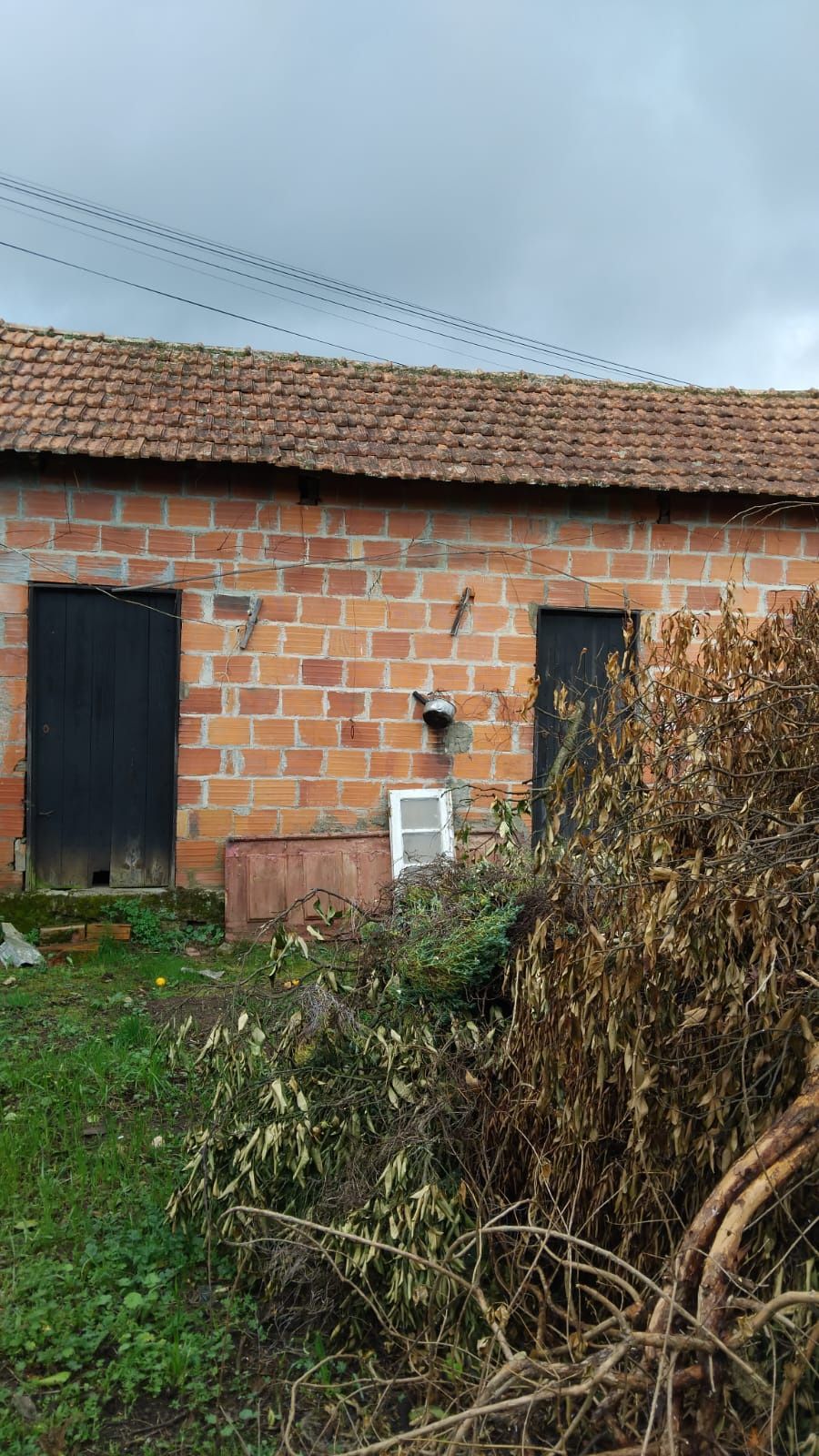 Vende  moradia bem localizada estrada principal
