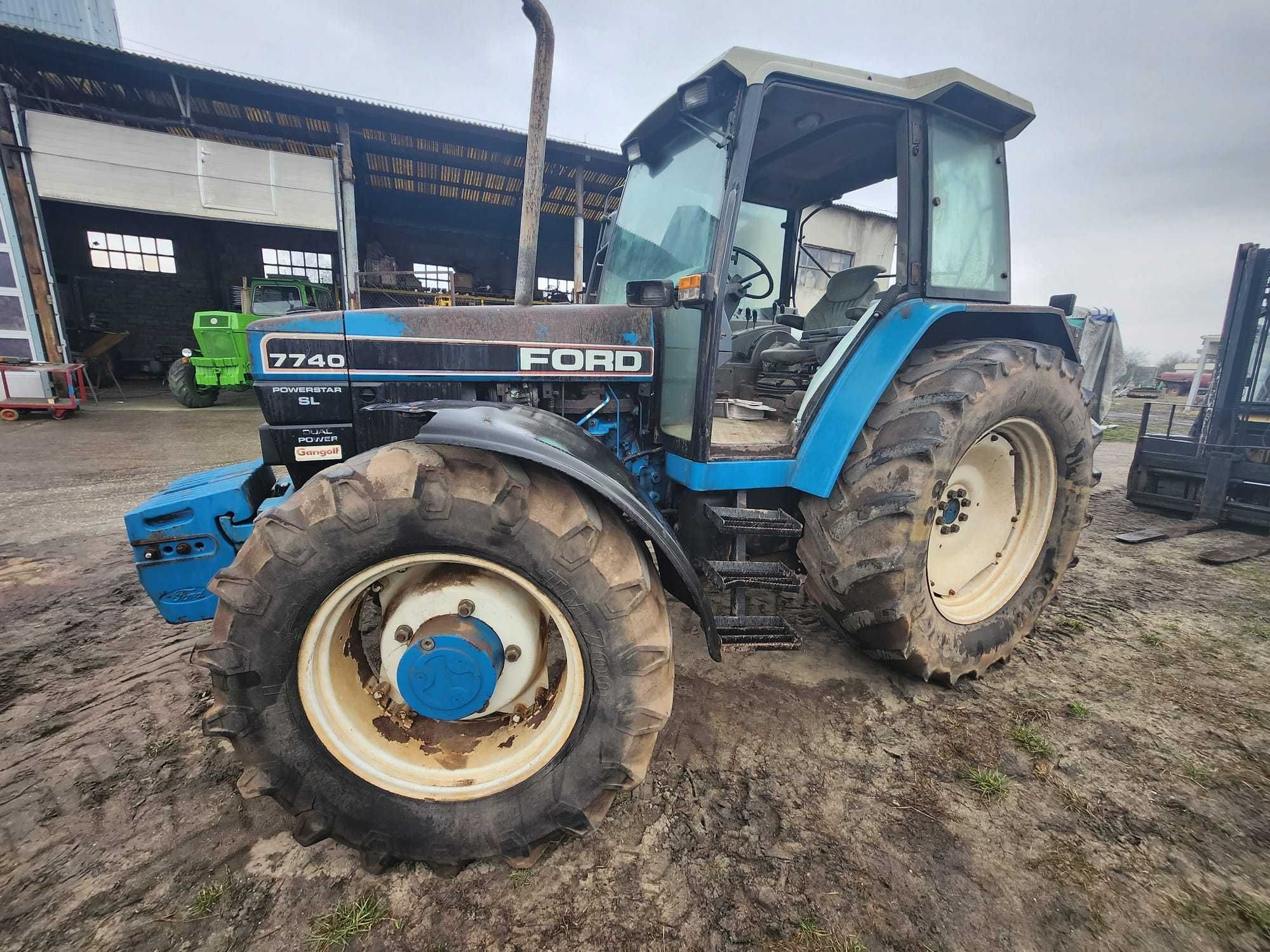 Ciągnik New Holland uszkodzony