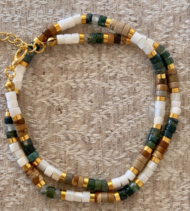 Colar de pedras com fecho dourado