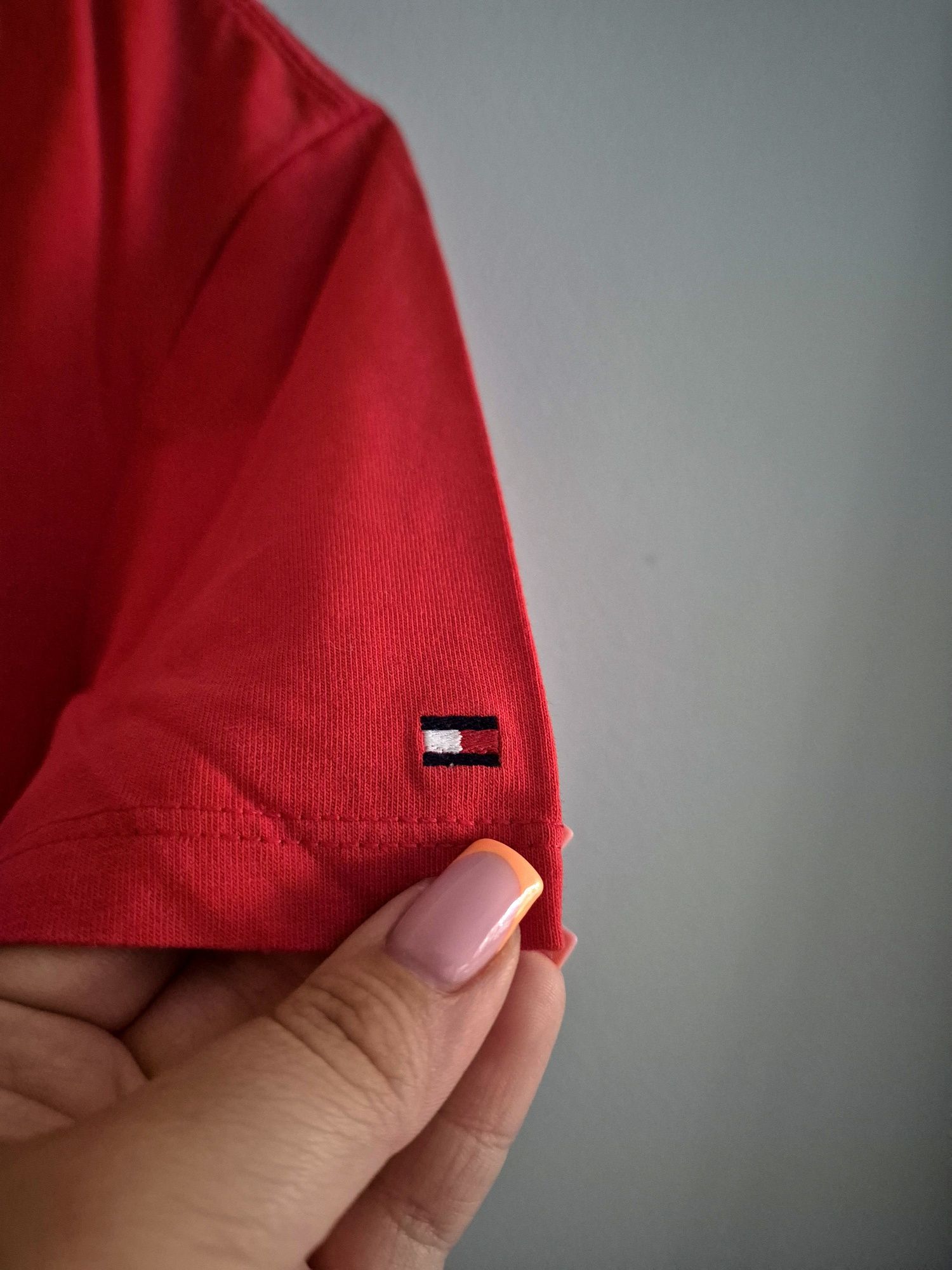 Czerwona koszulka Tommy Hilfiger rozmiar 164 S.
Jak nowa.
