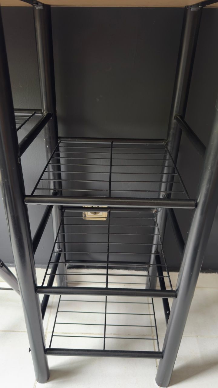 Mesa com arrumação e banco