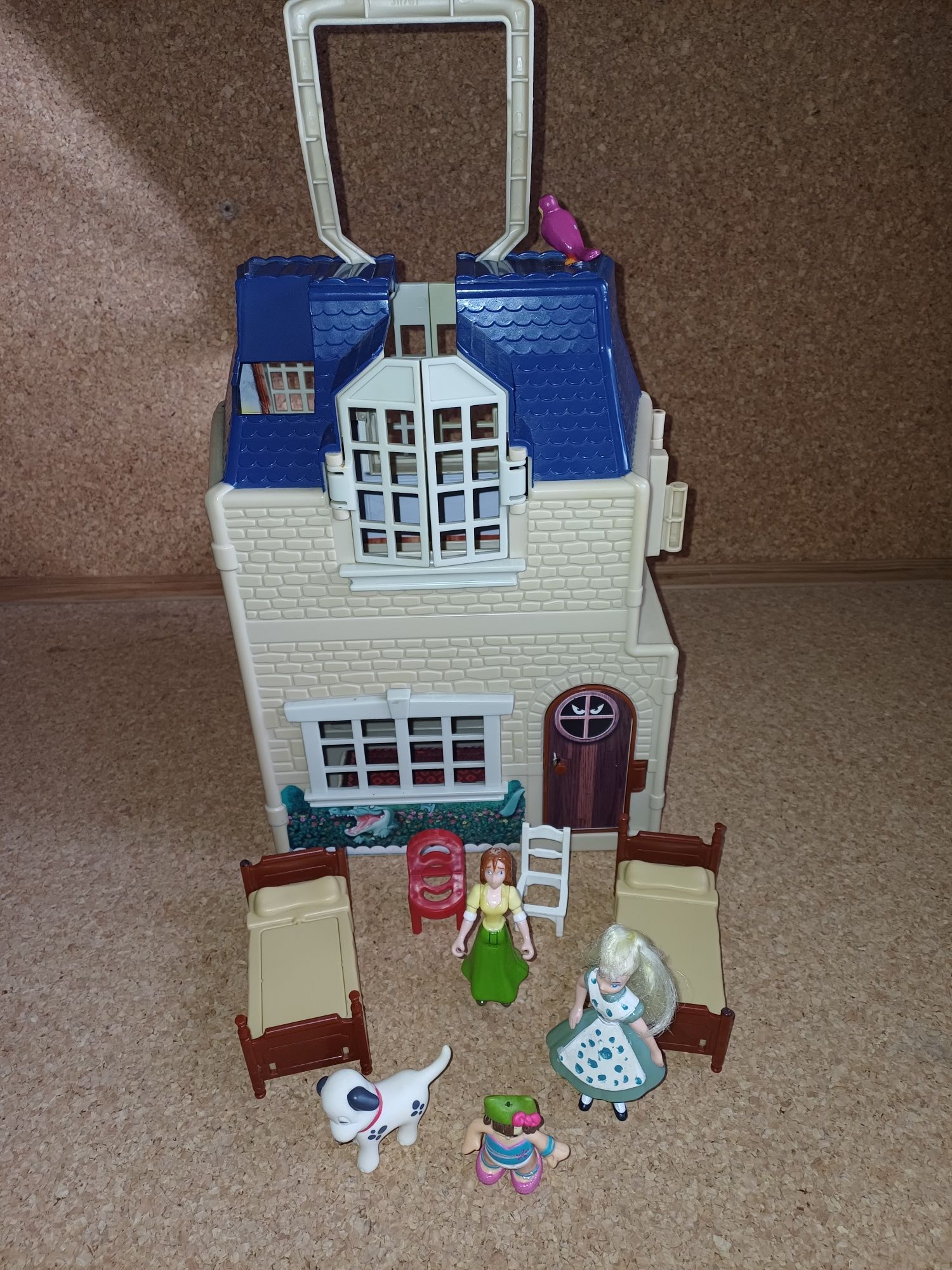 Casa com 3 bonecas, 1 cão, mobília, casinha de brincar. Disney.