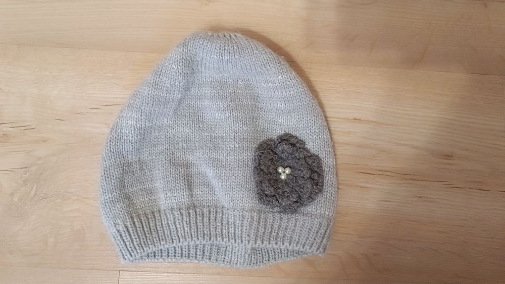 Шапка з квіточкою на зиму