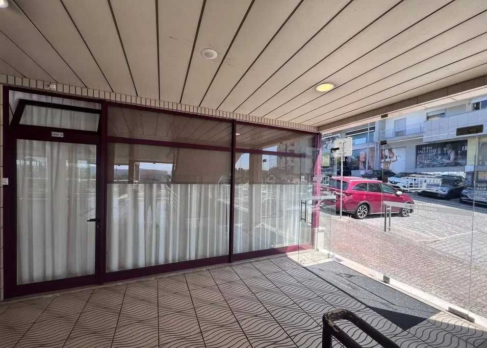 Loja para arrendar no centro de Paredes