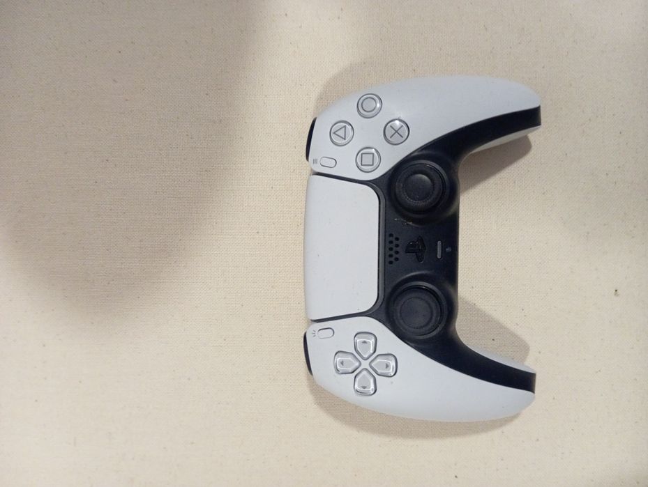 Ps5 digital 1 TB pouco uso como nova 2 comandos