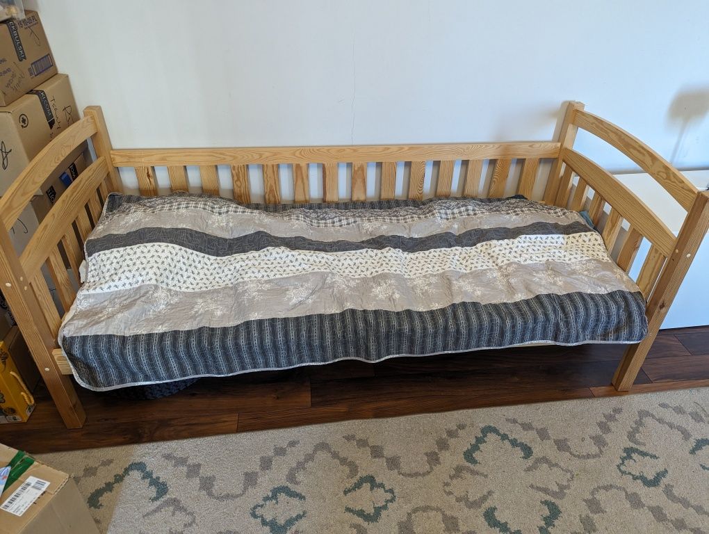 Dwa łóżka sosnowe z materacami. 80*200. Do 18 maj