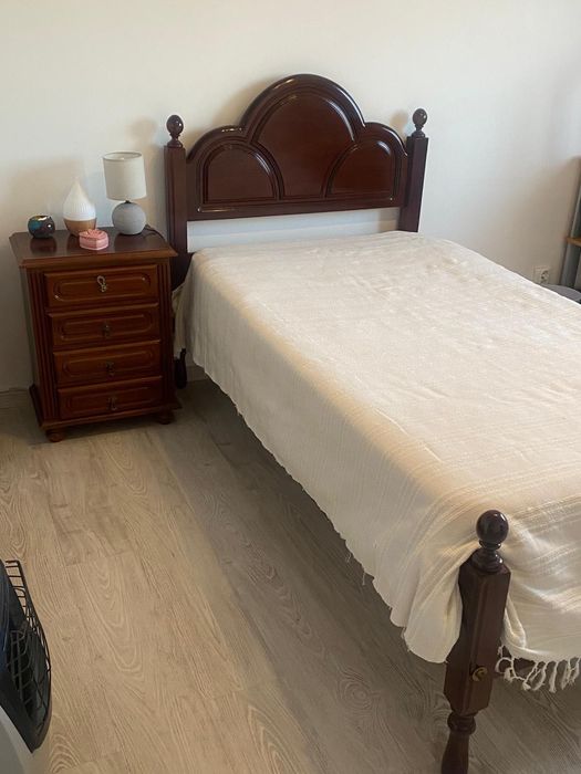 Cama de solteiro 1x1,90m com colchão e estrado madeira maciça
