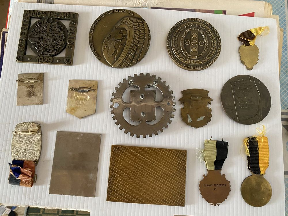 Medalhas e alfinetes automobilia
