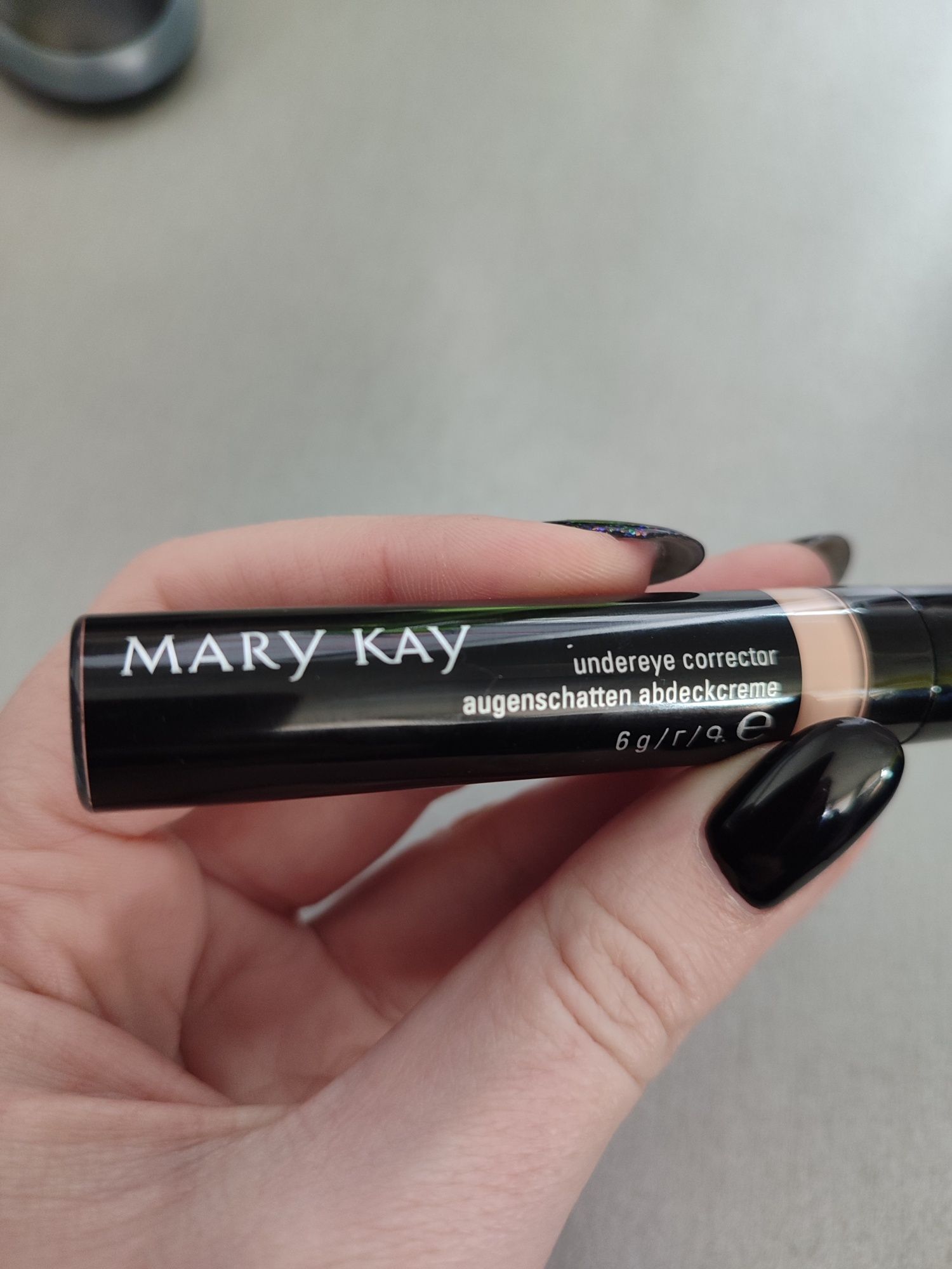 Коректор mary Kay навколо очей