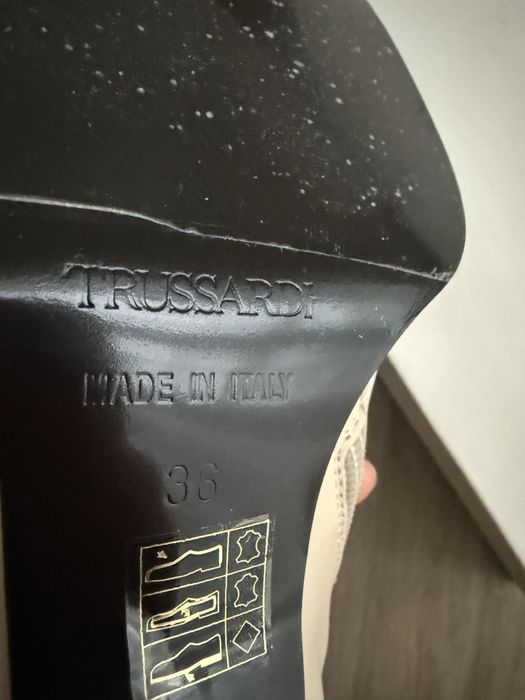 Trussardi бежеві шкіряні ботальйони 36 -37 розмір