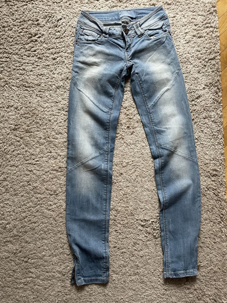 Jasne, niebieski jeansy, Pull & Bear XS, 34