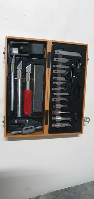 Caixa com laminas de corte