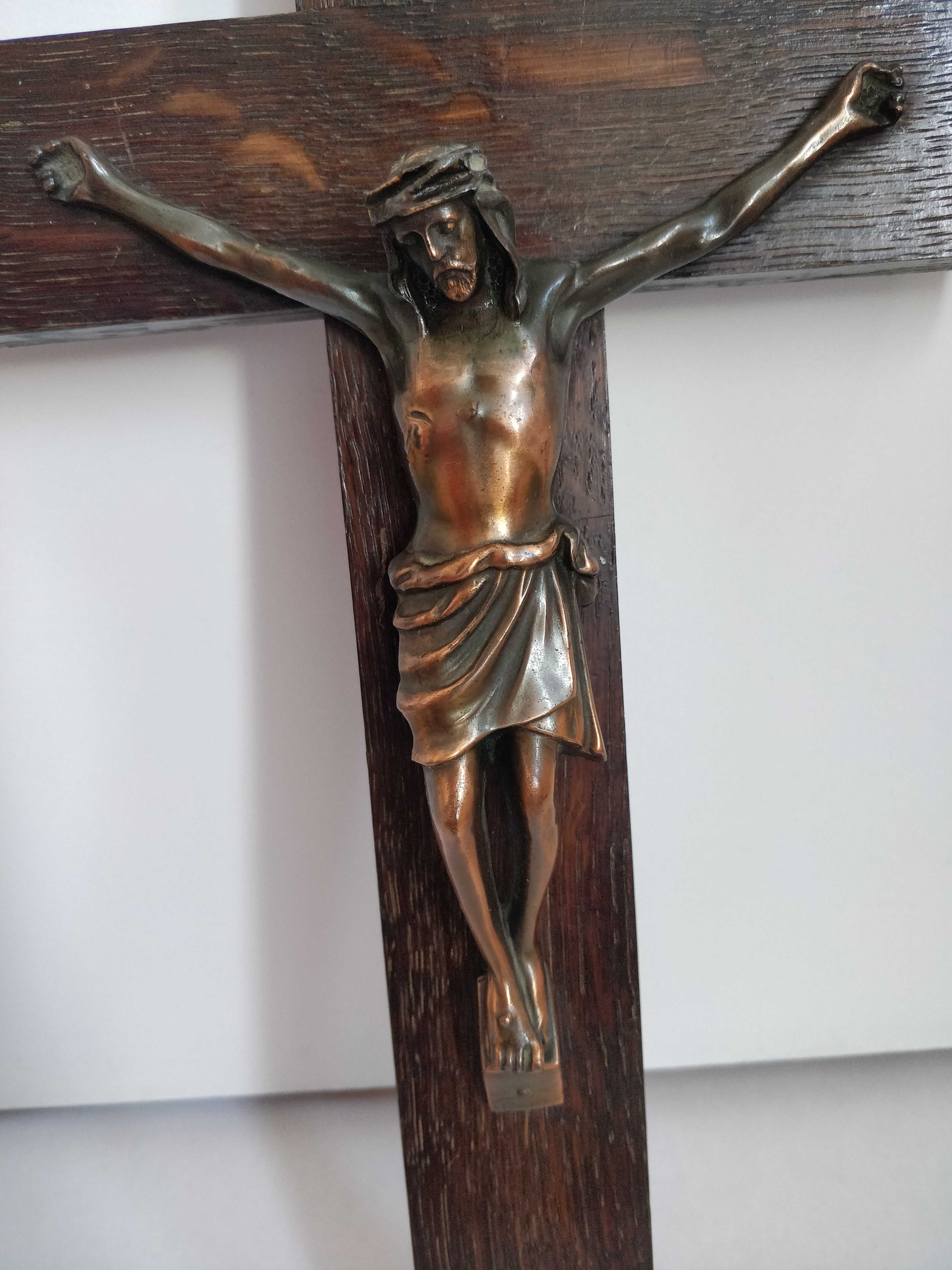Krzyż drewniany z figurą Jezusa z miedzi / wysokość 40 cm