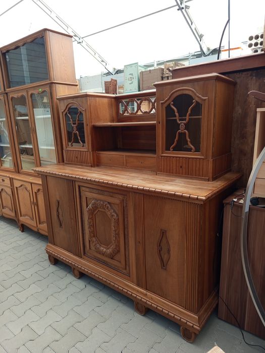 Kredens drewniany zdobiony