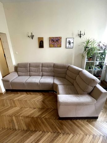 Kanapa narożna 5-osobowa z pufą.