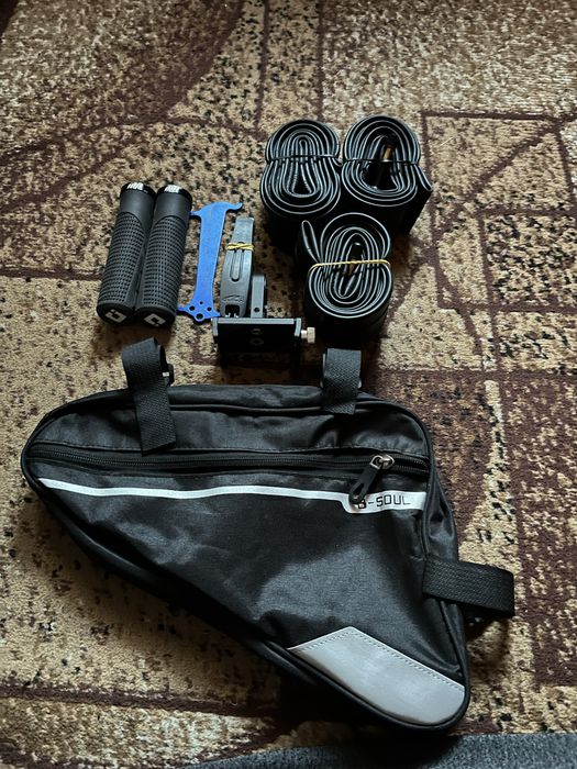 Камера для велосипеда, грипсы odi, сумка для велосипеда , держатель.