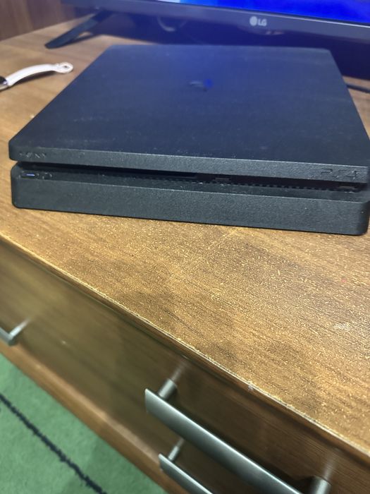 Продам Sony Playstation 4  в идеале 2 джойстика