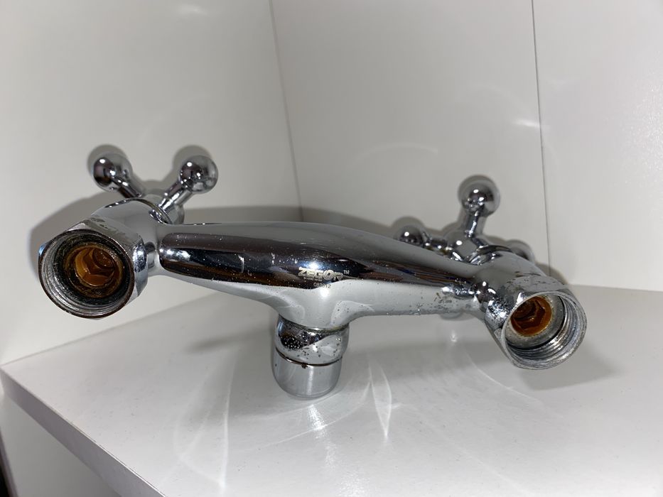 Змішувач двовентильний настінний