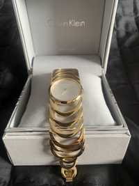 Zegarek damski na złotej bransolecie Calvin Klein