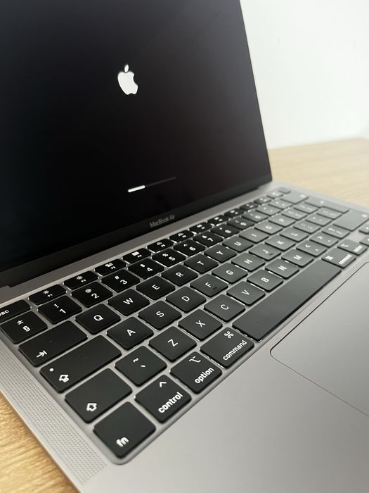 MacBook Air 13” Retina (2020) – i3 / 8 GB RAM