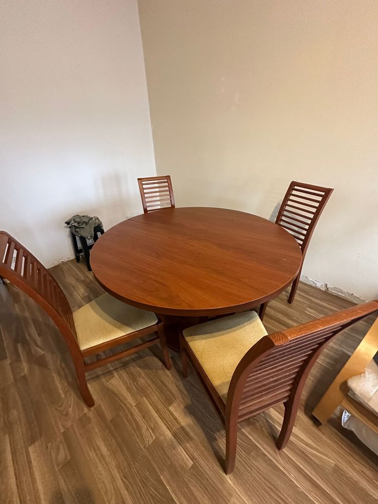 Mesa expansiva com 4 cadeiras