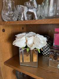 Róże jedwabne w lustrzanym pudełku kremowe kompozycja kwiatowa