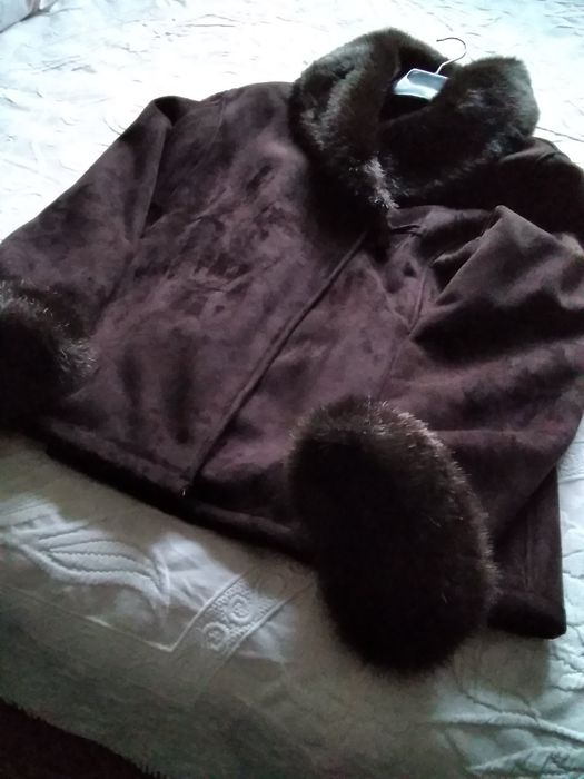 Casado curto de senhora em pele com punhos e gola de pelo