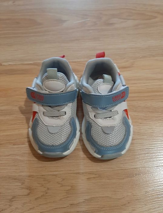 Продам дитячій кросівки 18р.