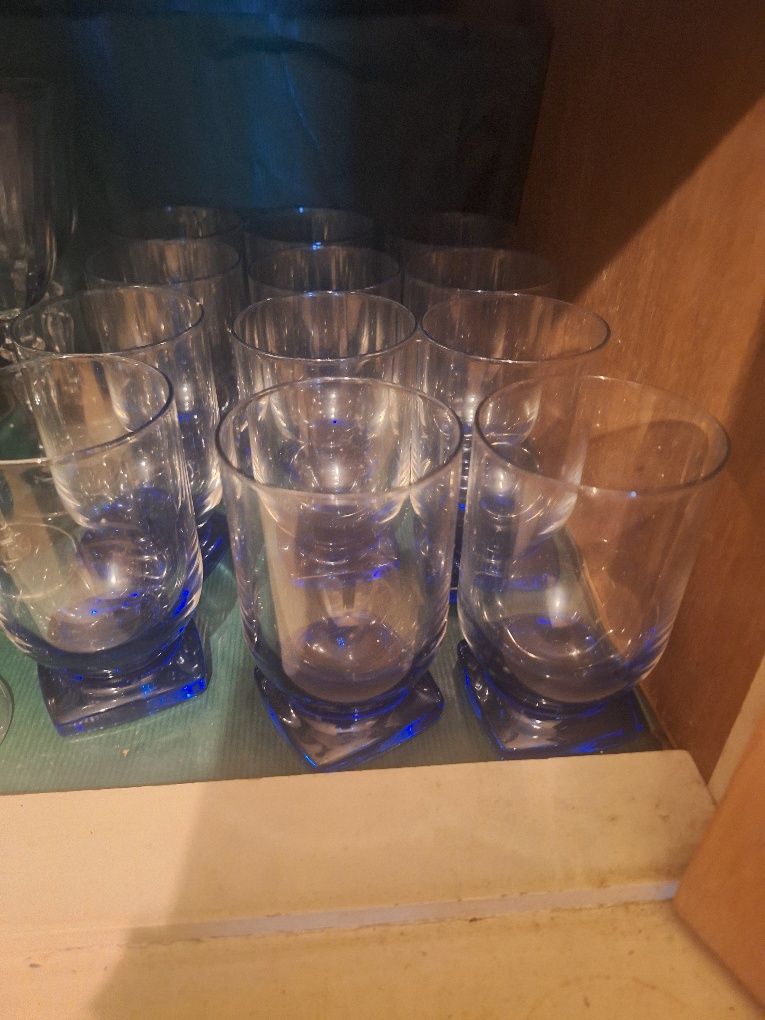 Conjunto de 24 copos com o pé em azul
