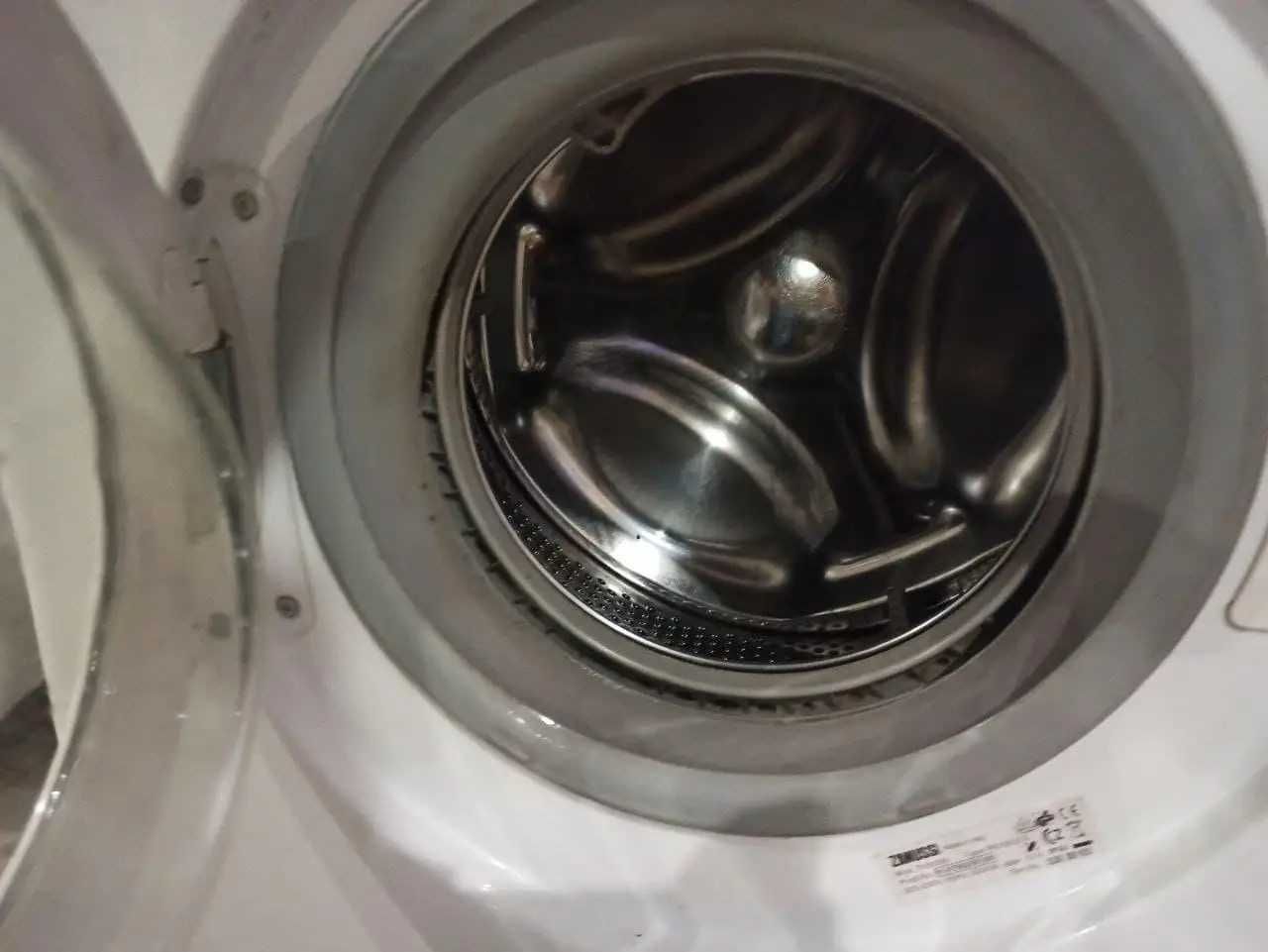 Продам рабочую стиральную машину автомат ZANUSSI . Цена 4000.