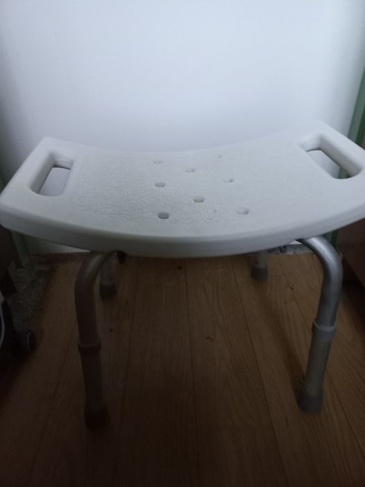 Krzeslo dla seniora pod prysznic