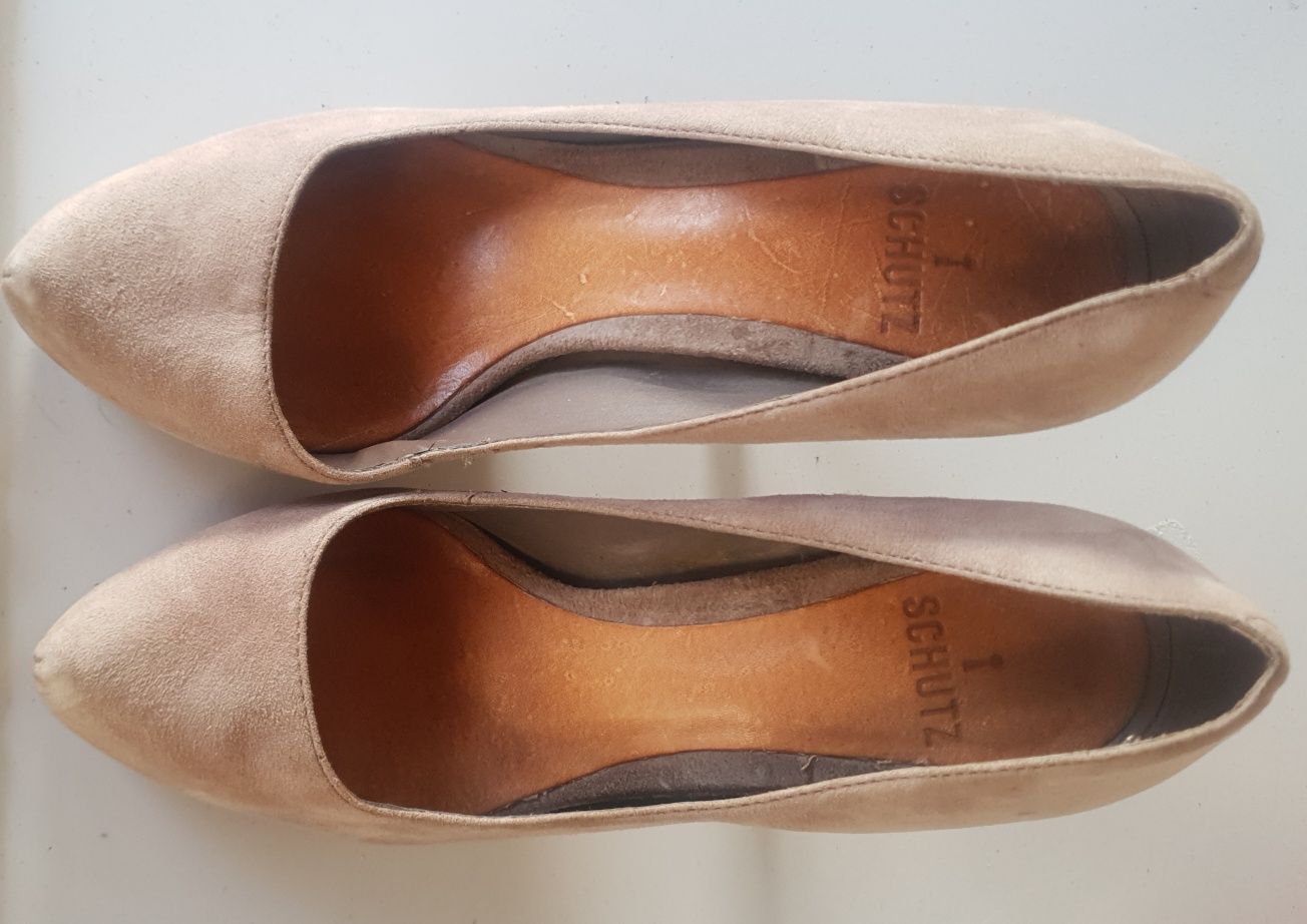 Sapatos de salto alto bege
