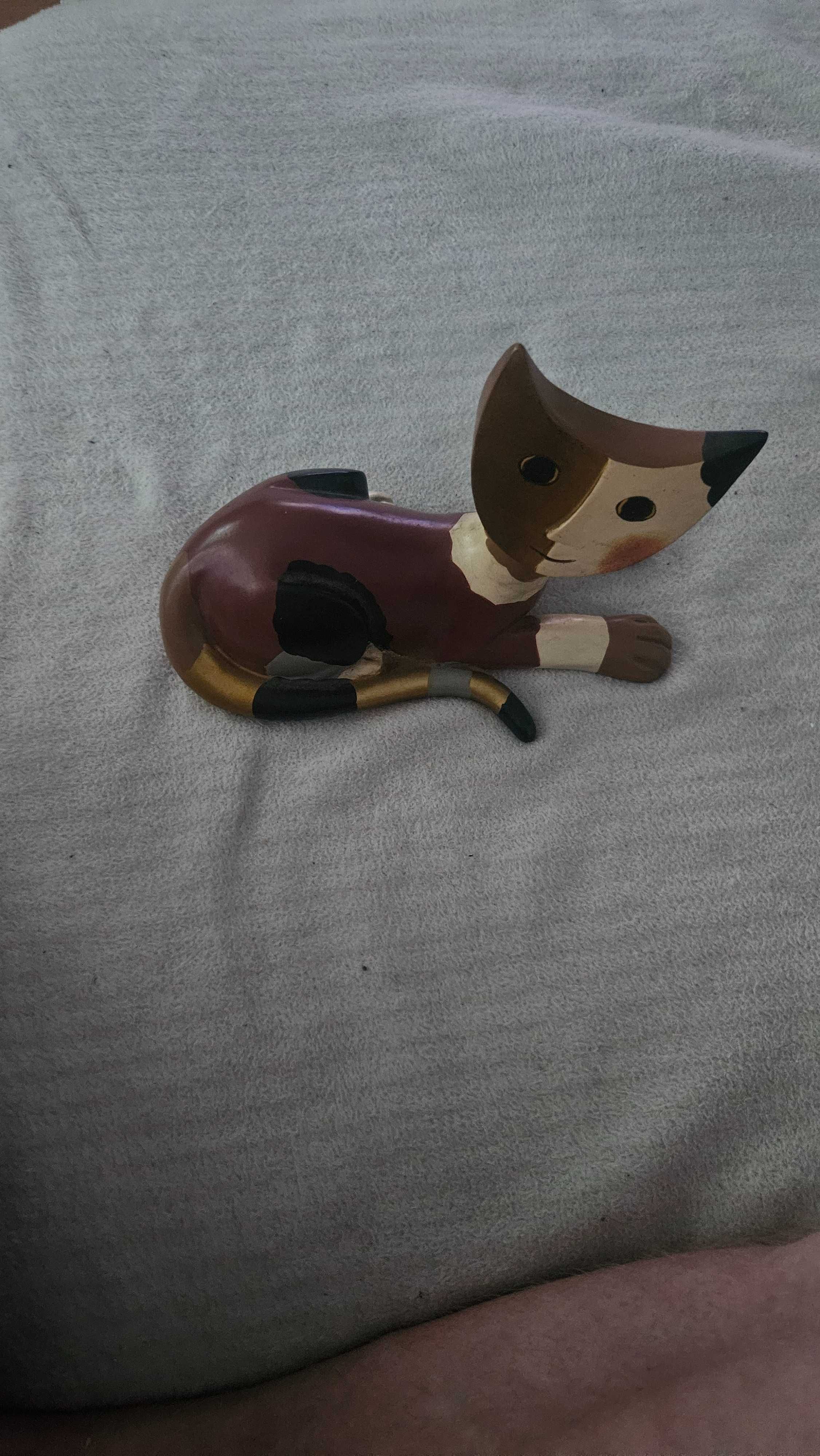 Figurka kota w roznych kolorach