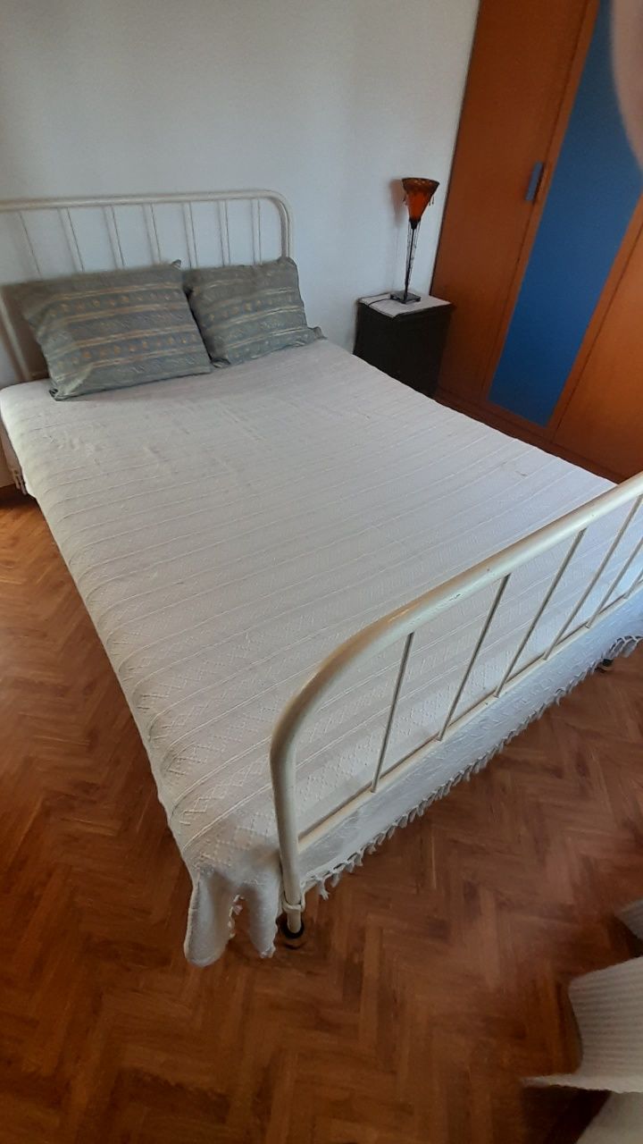 Cama de ferro antiga com oferta de outra