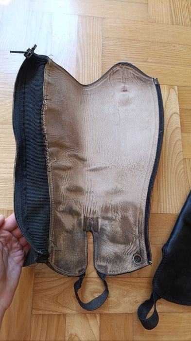 Czapsy hippica skórzane