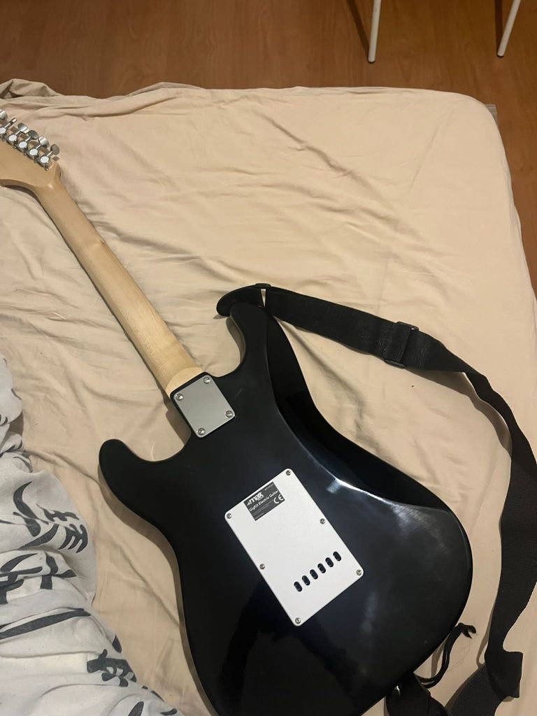 Guitarra e caixa amplificada semi novas