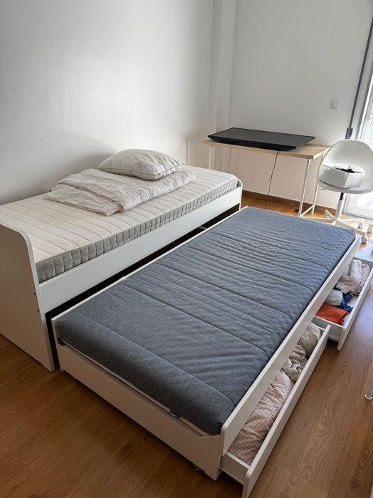 Cama solteira com cama extra e arrumação