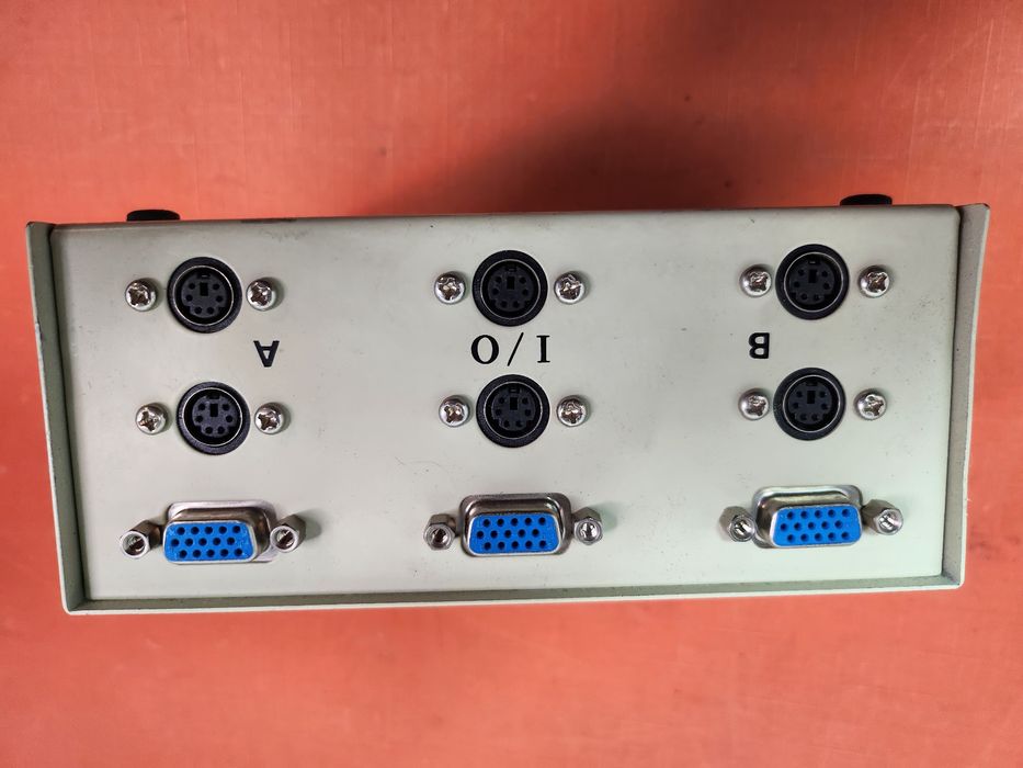 przełącznik do transferu danych (Data Transfer Switch).