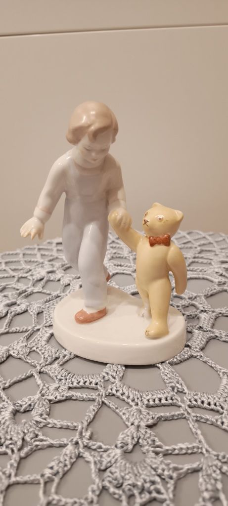 Chłopiec z misiem figurka porcelanowa