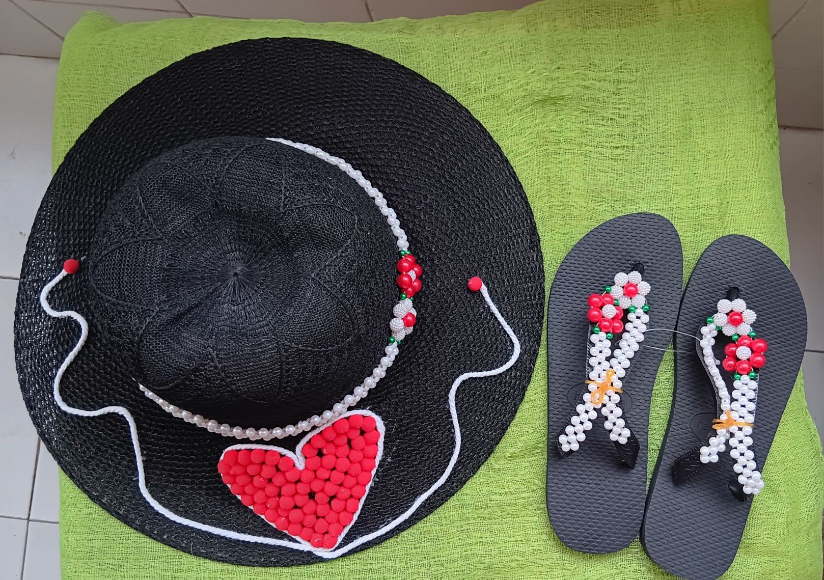 Lindos chapéus e havaianas todos bordados