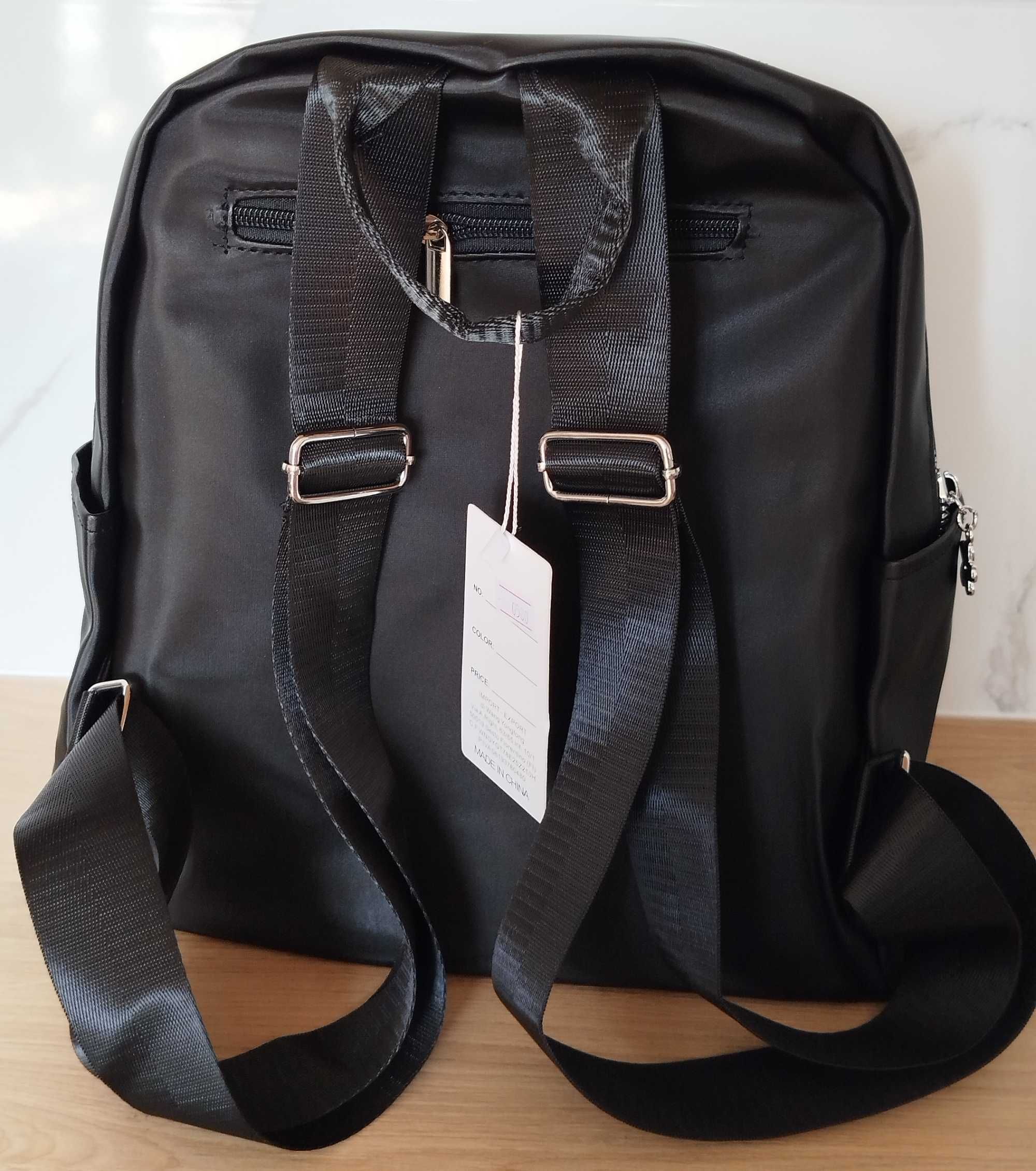 Mochila Preta com pingentes no ziper