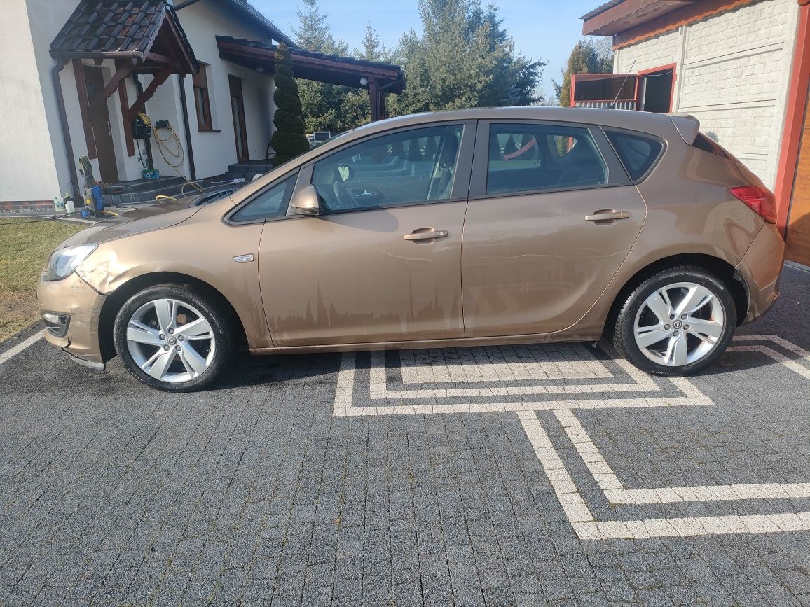 Opel Astra Benzyna Niski Przebieg