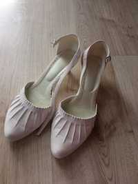 Ślubne białe buty