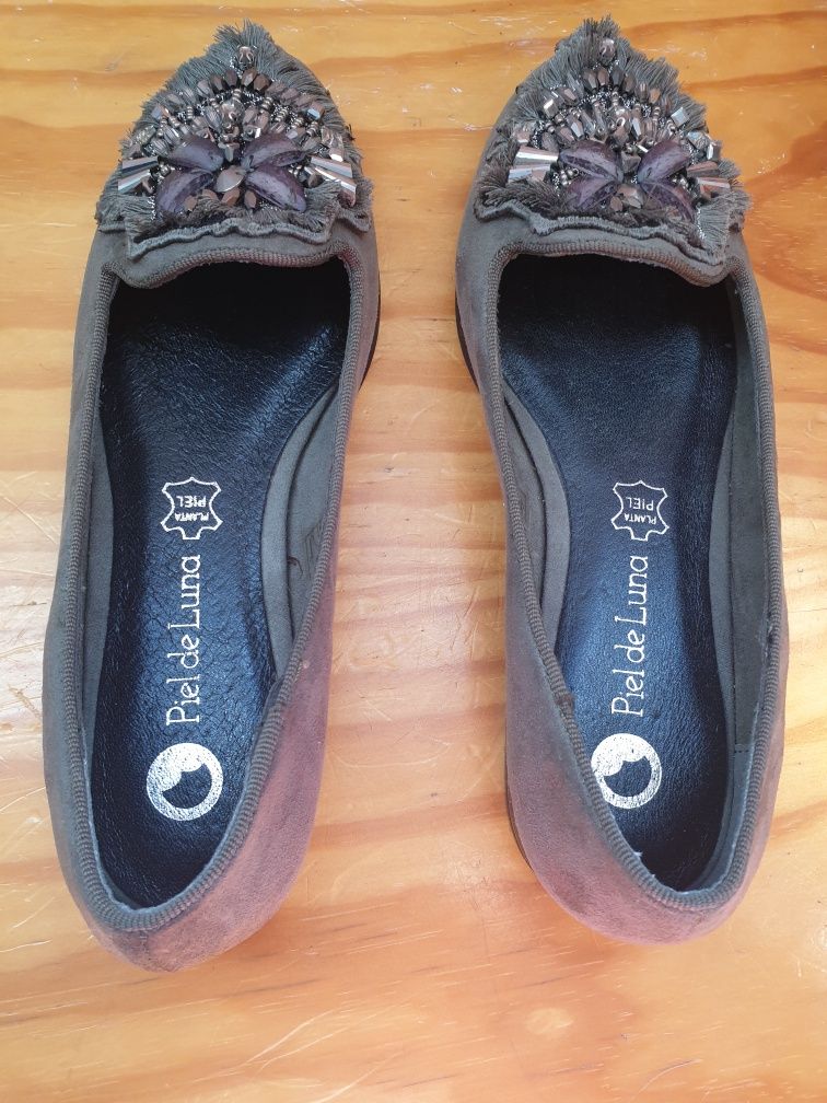 Sapatos em pele confortáveis .
